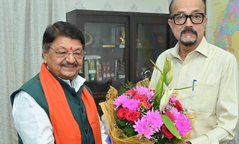 राज्यपाल-डेका-से-मध्य-प्रदेश-के-केबिनेट-मंत्री-विजयवर्गीय-ने-की-भेंट