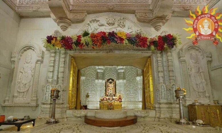 राम-मंदिर-में-विराजमान-रामलला-के-गर्भगृह-के-सामने-लगा-पर्दा-बदला,-तिलक-चंदन-पर-बहस-को-मिला-नया-रूप