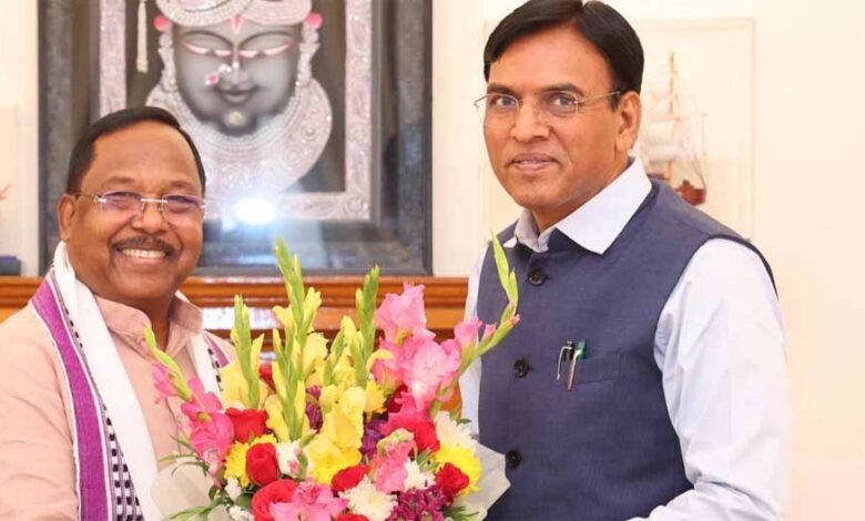 मंत्री-राम-विचार-नेताम-ने-केंद्रीय-मंत्री-डॉ.-मंडाविया-से-दिल्ली-में-की-सौजन्य-मुलाकात