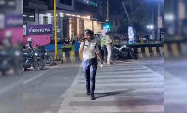 इंदौर-शहर-स्वच्छता-के-साथ-अपने-अनूठे-प्रयोगों-के-लिए-भी-जाना-जाता-है,-यातायात-नियम-समझाने-का-अनोखा-तरीका