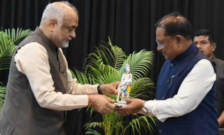 मुख्यमंत्री-विष्णुदेव-साय-ने-हार्टफुलनेस-योगाश्रम-में-योगगुरु-कमलेश-पटेल-से-की-भेंट
