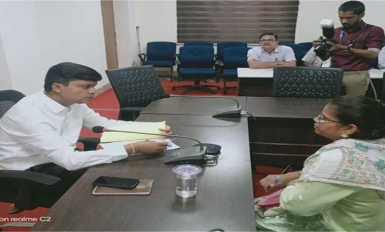 कलेक्टर-रोशन-कुमार-ने-जनसुनवाई-में-आते-ही-कहा-समस्याएं-लेकर-आने-वाले-लोगों-के-लिए-चेयर-लगाइए