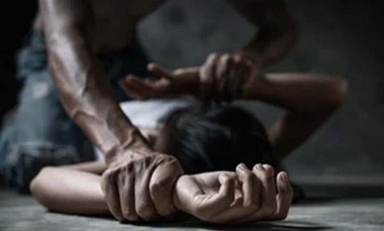 युवती-के-साथ-मां-के-प्रेमी-ने-दुष्कर्म-किया,-आरोपी-सुरक्षा-कर्मी-घटना-के-बाद-से-फरार