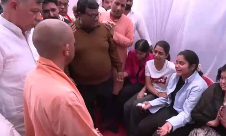 सीएम-योगी-पहुंचे-शुभम-द्विवेदी-के-घर,-परिजनों-से-की-मुलाकात