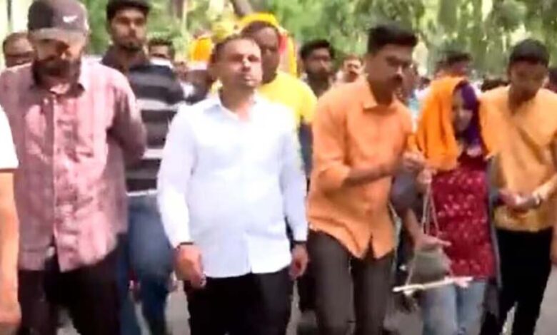 पुणे-निवासी-संतोष-जगदाले-की-बेटी-ने-खून-से-सने-वही-कपड़े-पहनकर-पिता-की-अर्थी-को-कंधा-दिया