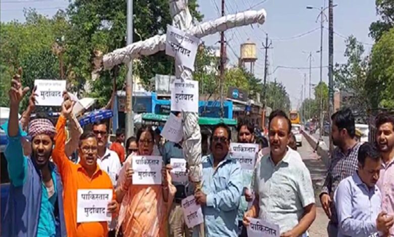 हरदोई-में-श्रद्धालुओं-पर-हमले-से-आक्रोशित-हरदोईवासियों-ने-फूंका-पाकिस्तान-पीएम-का-पुतला,-आतंकवाद-के-खिलाफ-जनाक्रोश