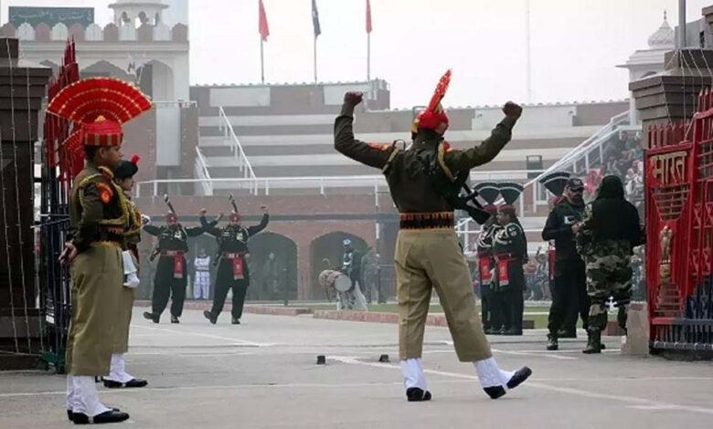 रिट्रीट-सेरेमनी-के-दौरान-होने-वाले-औपचारिक-प्रदर्शन-का-पैमाना-कम-करने-का-फैसला-लिया,-दोनों-कमांडर-नहीं-मिलाएंगे-हाथ