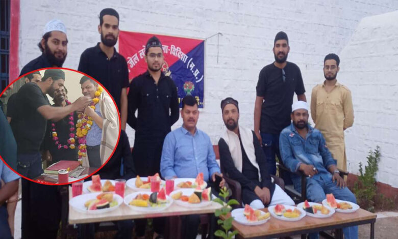 विदिशा-जेल-में-जेलर-ने-अपराधियों-के-साथ-खिंचवाई-फोटो,-इफ्तार-पार्टी-का-video-viral