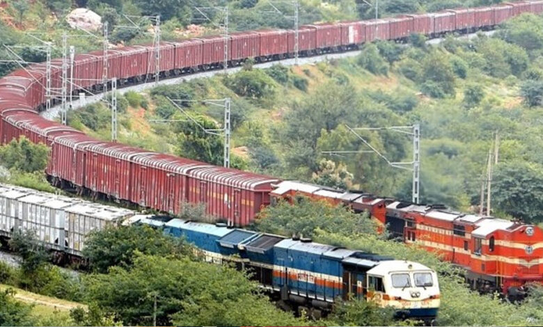 भारतीय-रेलवे-ने-पिछले-वर्ष-की-तुलना-में-सभी-वस्तुओं-में-168%-की-वृद्धिशील-लोडिंग-दर्ज-की,-घरेलू-कंटेनर-की-लोडिंग-में-19.72%-की-मज़बूत-वृद्धि
