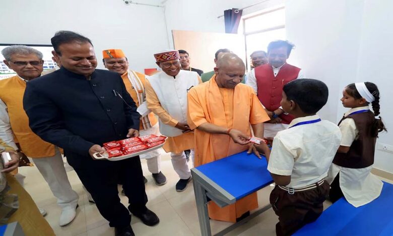 अटल-आवासीय-विद्यालय-के-लोकार्पण-पर-सीएम-योगी-का-दिखा-अलग-अंदाज,-चॉकलेट-बांटी,-सेल्फी-भी-ली