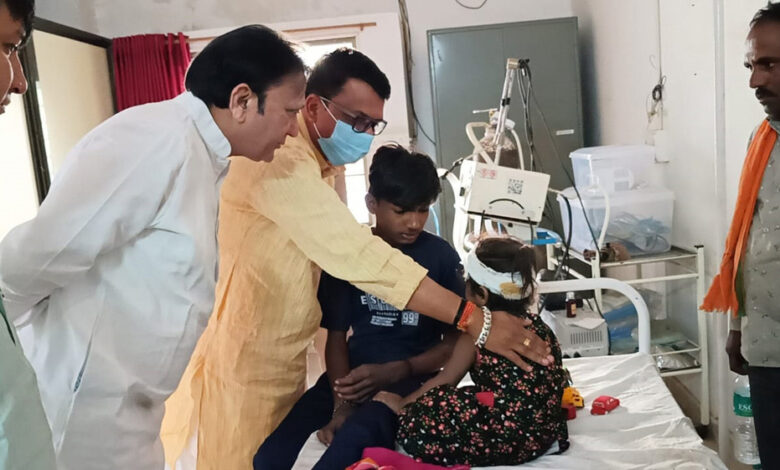 मंत्री-चौहान-ने-बनासकांठा-पहुंच-कर-घायल-श्रमिकों-का-हाल-जाना,-बंधाया-ढांढस