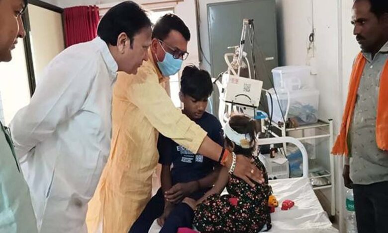 मंत्री-चौहान-ने-बनासकांठा-पहुंच-कर-घायल-श्रमिकों-का-हाल-जाना,-बंधाया-ढांढस
