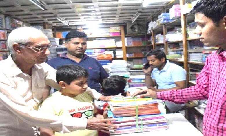 राजधानी-दिल्ली-के-निजी-स्कूलों-में-नए-शैक्षणिक-सत्र-की-शुरुआत-होते-ही-अभिभावकों-की-जेब-पर-तगड़ी-मार-पड़ने-लगी