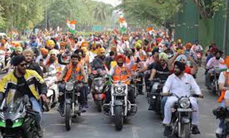 भारतीय-सशस्त्र-बलों-के-सम्मान-में-दिल्ली-में-‘खालसा-तिरंगा-यात्रा’-में-कई-सिख-युवकों-ने-भाग-लिया,-निकाली-गई-बाइक-रैली