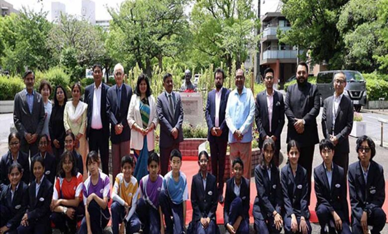 सर्वदलीय-प्रतिनिधिमंडल-के-सदस्यों-ने-टोक्यो-में-महात्मा-गांधी-की-प्रतिमा-पर-पुष्पांजलि-अर्पित-की