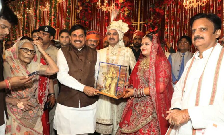 मुख्यमंत्री-यादव-मंत्री-तोमर-की-बेटी-के-विवाह-समारोह-में-शामिल-होने-ग्वालियर-पहुंचे,-वर-वधु-को-दिया-आशीर्वाद