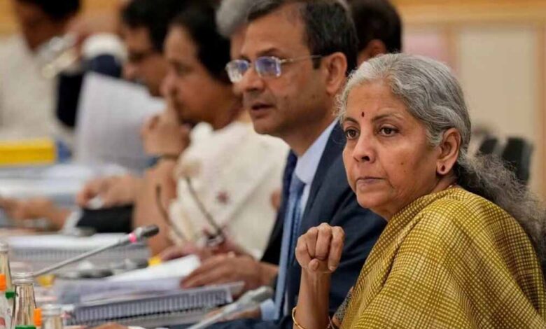 gst-परिषद-अपनी-अगली-बैठक-में-कर-की-दरों-को-तर्कसंगत-बनाने,-क्षतिपूर्ति-उपकर-पर-चर्चा-होने-की-संभावना