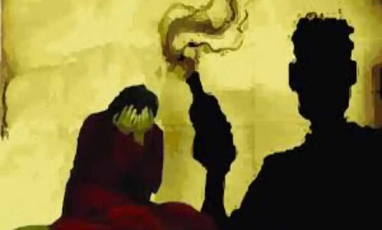 मोबाइल-पर-म्यूजिक-बजाने-को-लेकर-झगड़ने-के-बाद-पति-ने-पत्नी-पर-फेंक-दिया-टॉइलट-क्लीनर-एसिड