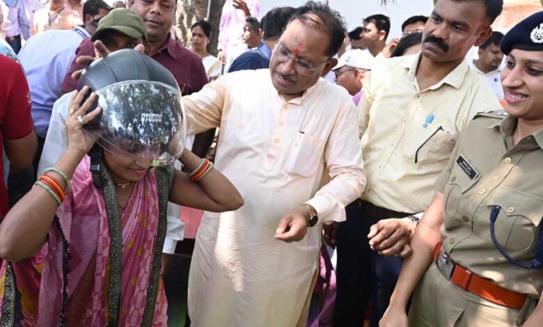 रायपुर-:-मुख्यमंत्री-विष्णु-देव-साय-ने-चौपाल-में-अपने-हाथों-से-दो-युवाओं-को-पहनाया-हेलमेट