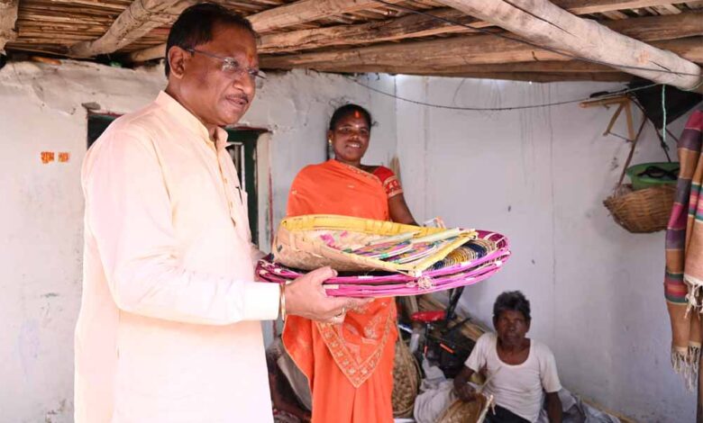 मुख्यमंत्री-विष्णु-देव-साय-ने-परिवार-में-शादी-के-लिए-कुलेश्वरी-कमार-से-खरीदा-पर्रा,-धुकना-और-सुपा