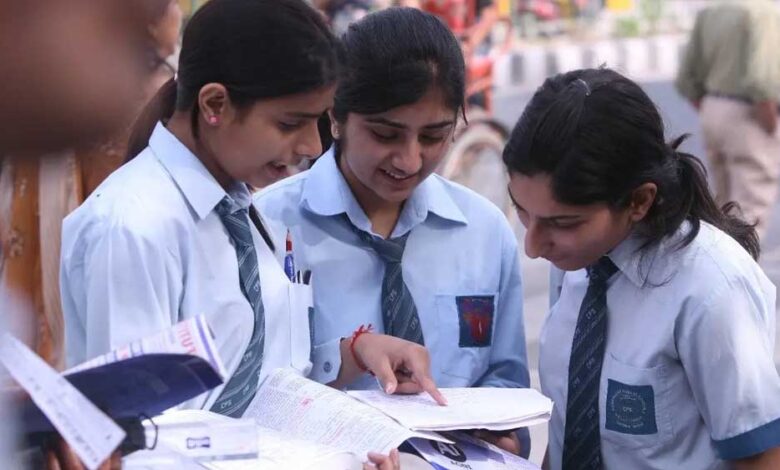 cbse-12वीं-बोर्ड-में-cg-के-82.17%-स्टूडेंट्स-पास,-लड़कियों-ने-फिर-मारी-बाजी,-26,057-स्टूडेंट्स-पास,-इनमें-12-हजार-713-लड़कियां