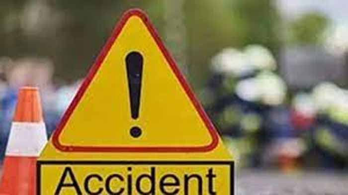 छत्तीसगढ़-में-रफ्तार-का-कहर:-ट्रेलर-की-टक्कर-से-महिला-की-मौत,-इधर-यात्रियों-से-भरी-बस-पलटी,-12-से-अधिक-घायल