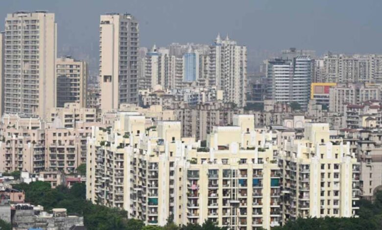नोएडा और ग्रेटर नोएडा में फ्लैट की रजिस्ट्री में देरी पर ऐक्शन की तैयारी, DM ने 95 बिल्डरों को भेजा नोटिस