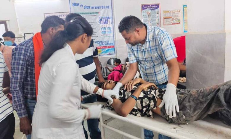 बलरामपुर-जिले-के-कुसमी-चांदो-मार्ग-के-कंठी-घाट-पर-बरातियों-से-भरी-बस-नीचे-गिरी,-तीन-की-मौत,-पांच-दर्जन-घायल
