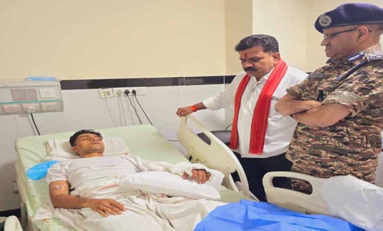 दिल्ली-एम्स-में-नक्सल-हमले-में-घायल-जवानों-से-डिप्टी-सीएम-शर्मा-ने-की-मुलाकात