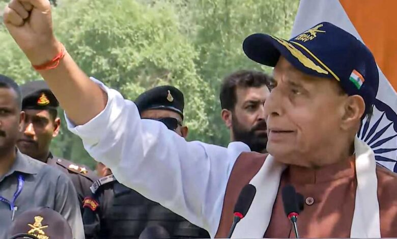 ‘हमारे एयर डिफेंस ने दुश्मन के हमले नाकाम किए’, भुज एयरबेस से बोले राजनाथ