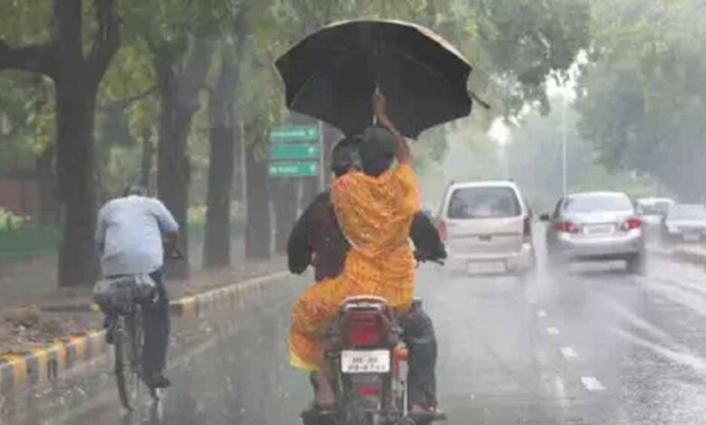 दिल्ली में एक बार फिर मौसम बदला, कई इलाकों में धूलभरी आंधी के बाद झमाझम बारिश शुरू हुई