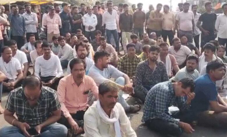 सिवनी-में-दो-युवकों-की-हत्या,-परिजनों-ने-शराब-दुकान-और-गाड़ियों-में-आग-लगाई,-चक्काजाम-किया