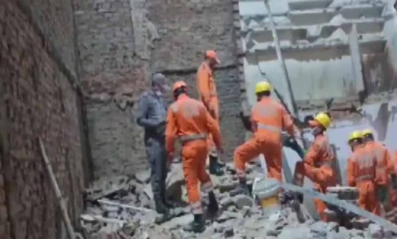 नबी करीम इलाके में निर्माणाधीन इमारत गिरी, दो की मौत, दमकल की तीन गाड़ियां मौके पर पहुंची
