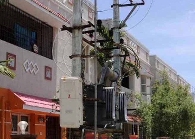 घर के सामने से ट्रांसफार्मर हटवाने के लिए बिजली कंपनी थमा रही डेढ़ लाख का बिल