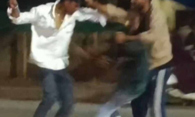 पेट्रोल पंप के सामने दो गुटों में विवाद, चले चाकू