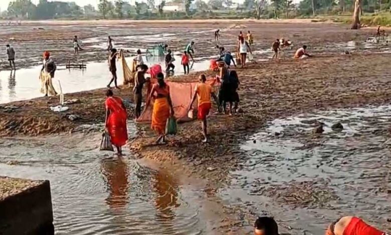 कनहर नदी में बने एनिकट का गेट अचानक खुला, बहा पानी , जल संकट की आशंका